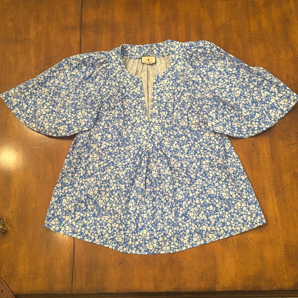 NWOT Tuckernuck BLOOMS ON BROAD FINLEY FLUTTER SLEEVE TOP - Blooms on Broad / M